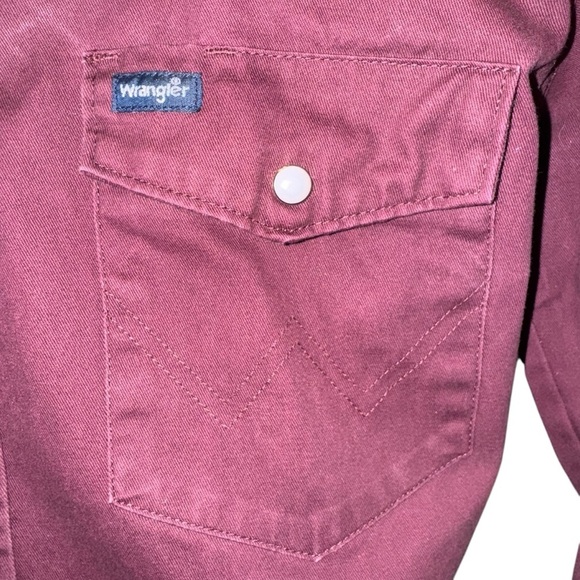 Wrangler Men’s Western Shirt Size Medium Dark Maroon Pearl Snaps Yoke Denim Jean - Picture 4 of 7
